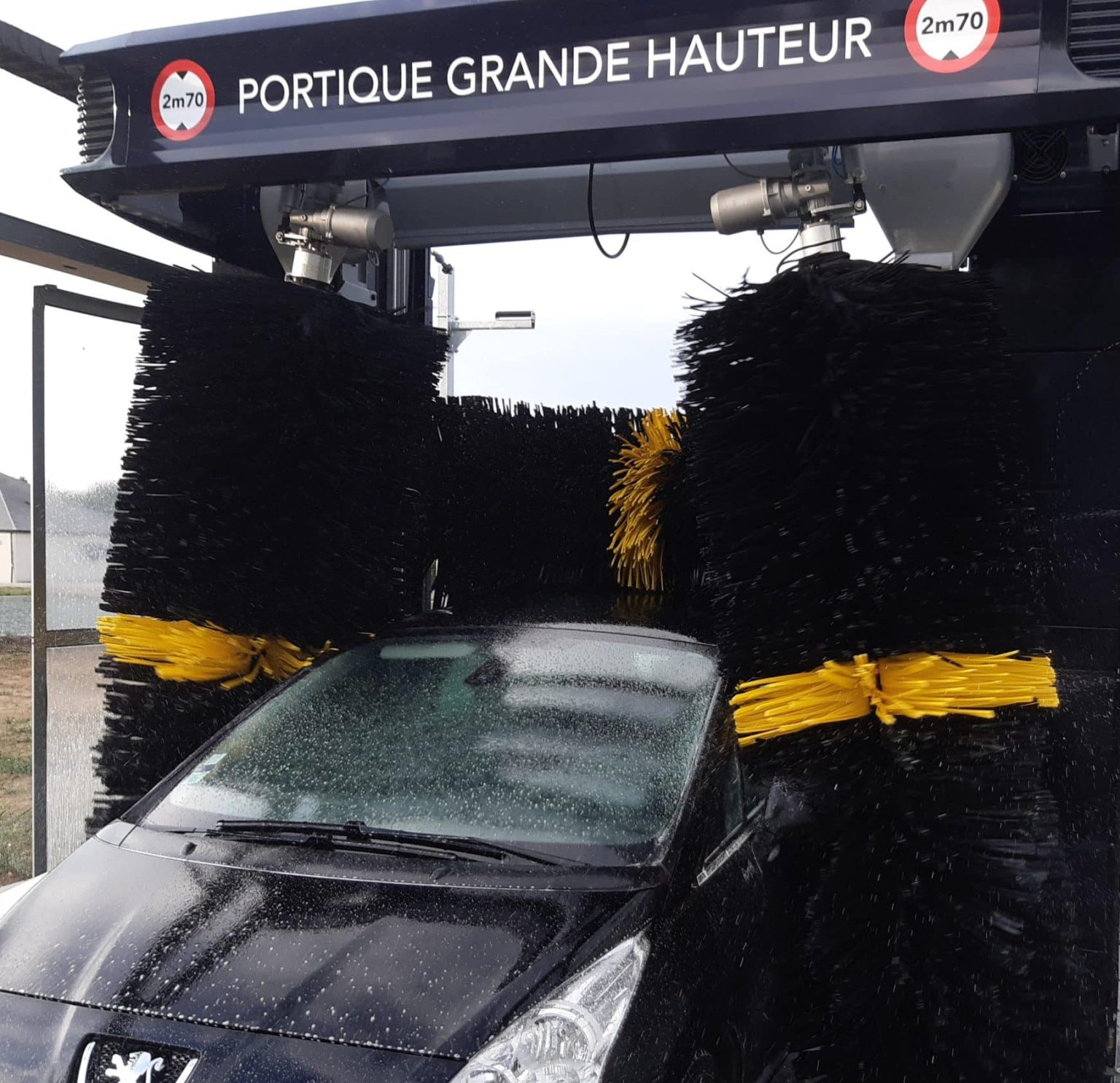 Portique de lavage de la station de lavage de Fay de Bretagne